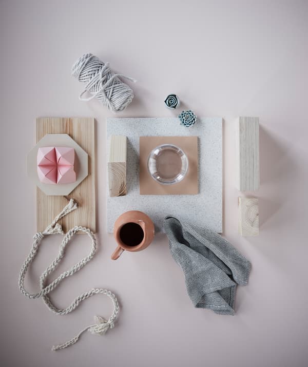 The end-of-summer look is characterised by soft pastels, natural materials and minimalistic lines, like in this collage of light wood, textile fibres and ceramics.