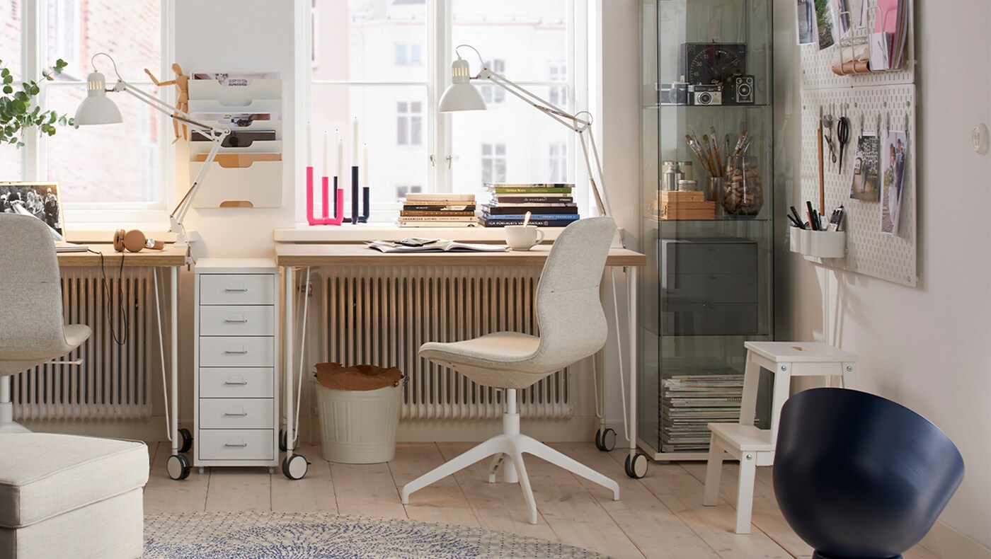 The home office room set consists of a LÅNGFJÄLL conference chair and a table with LINNMON table top, and four KRILLE legs with a caster.
