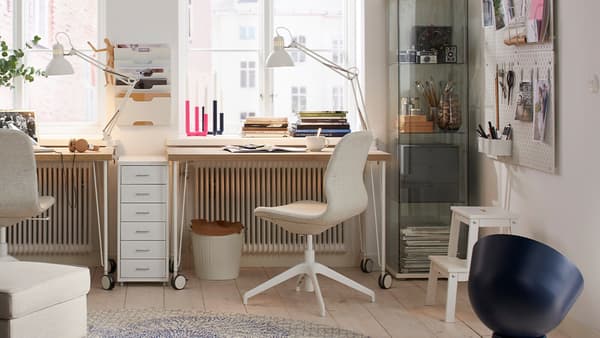 The home office room set consists of a LÅNGFJÄLL conference chair and a table with LINNMON table top, and four KRILLE legs with a caster.