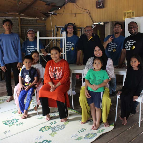 The impacted family in Kelantan with IKEA co-workers
