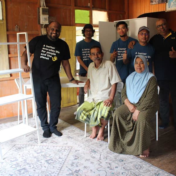 The impacted family in Kelantan with IKEA co-workers