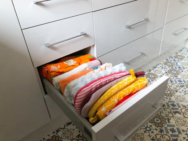 The kitchen cloths are organised in a drawer