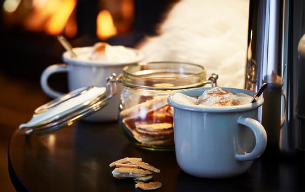 The light grey IKEA EGENDOM mug made of durable, enameled steel is perfect for outdoor activities as well as for a cosy evening snack.