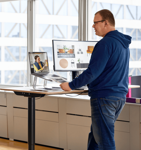 The man is in a video call with an IKEA Co-worker.