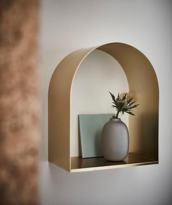 The metal sheen, round shapes and sharp corners of TOSSÅSEN combine to create a sleek, elegant entity.