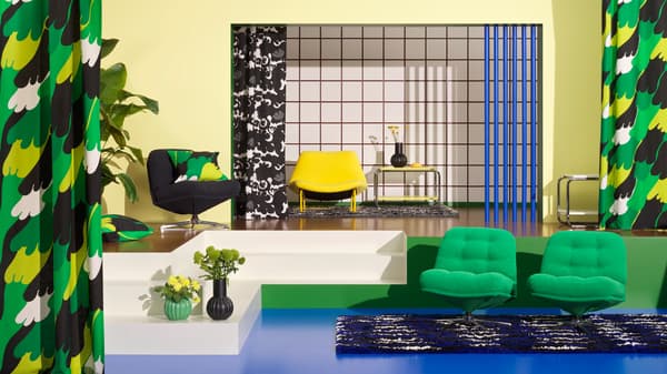 The new release of Nytillverkad is displayed in a sunken living room. The stairs lead to two green DYVLINGE swivel armchairs.
