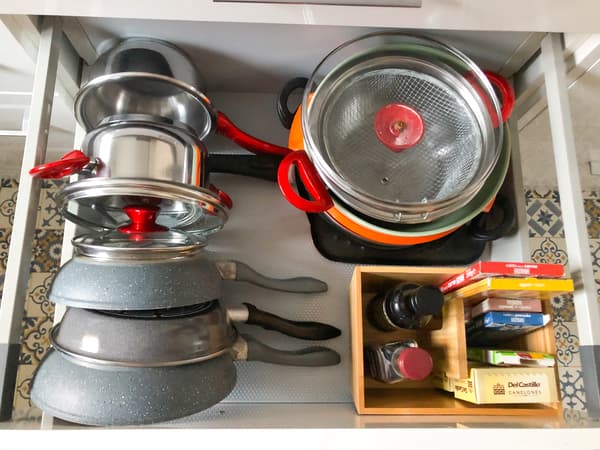 The pots and pans are organised in the kitchen drawer