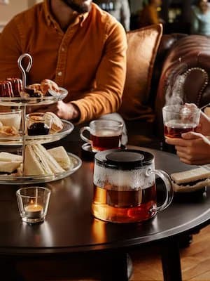 Théière avec du thé sur une table basse ronde
