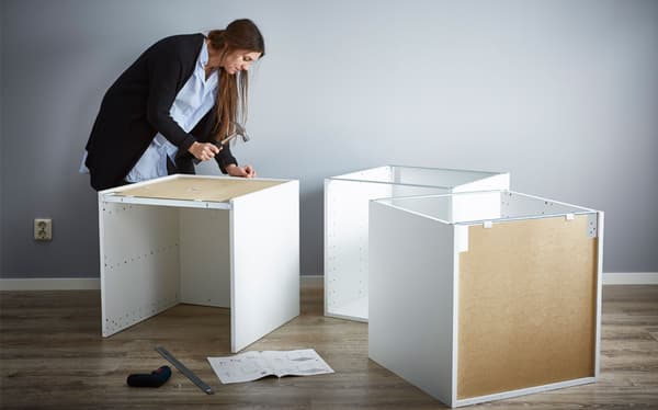 ثم قم بتركيب خزائن METOD الخاصة بك وفقًا للتعليمات ولكن لا تقم بوضع الواجهات أو تركيب الأدراج والأبواب بعد. 