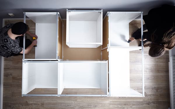 ثم قم بتوصيل خزائنك سويًا باستخدام براغي 29 ملم، قبل توصيل الخزائن بالقاعدة باستخدام الحاملات شكل حرف L والبراغي مقاس 29 ملم. استخدمنا 4 براغي لكل حامل شكل L. 