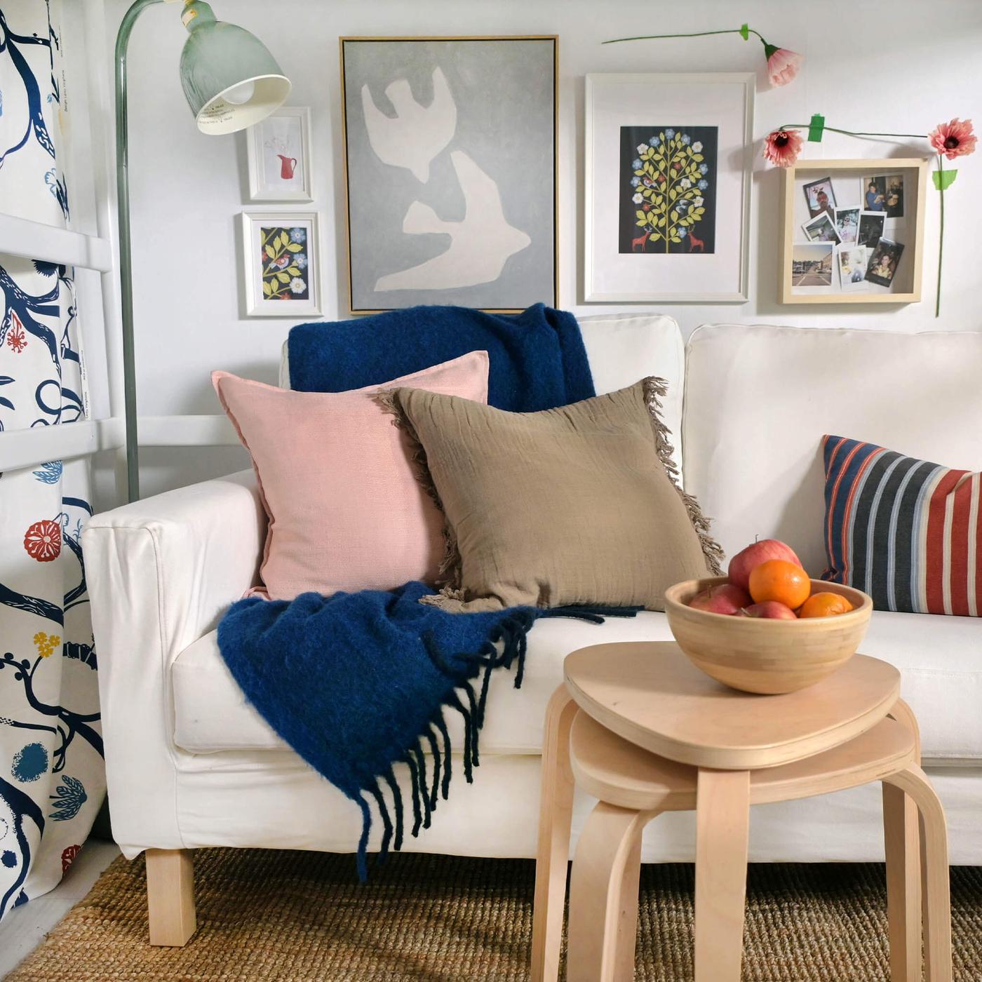Throw pillows and tabels