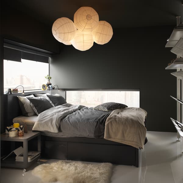 Tidur dengan lena menggunakan set cadar yang diperbuat daripada kapas tanaman mampan seperti sarung kuilt chambray kelabu BLÅVINDA IKEA bersama 2 sarung bantal.