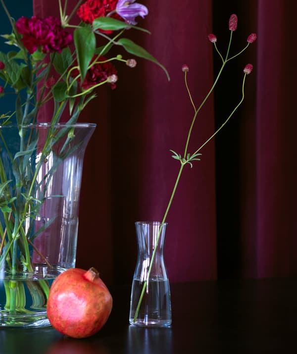 แจกันแก้วรูปแบบง่ายๆ อย่าง TIDVATTEN/ทิตวัตเต็นของอิเกียจะสามารถเสริมสีโทนสีเข้มและอิ่มได้เป็นอย่างดี