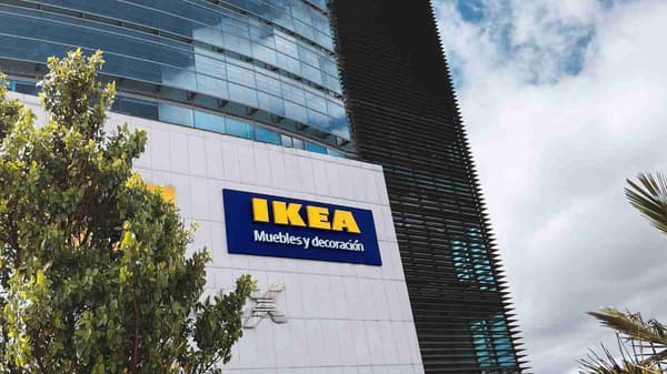Tienda de Colombia NQS con logo IKEA en su fachada