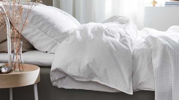 Timbunan bantal dan linen katil berbeza bahan yang bantu kawal suhu tidur.