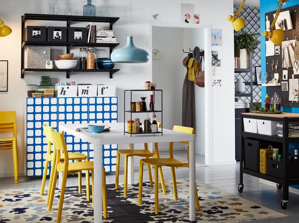 가벼운 TINGBY 팅뷔 화이트 식탁과 옐로 색상의 JANINGE 야닝에 의자, ALGOT 알고트 선반으로 만든 오픈 팬트리로 함께 사용하는 다이닝 공간을 꾸며보세요. 청소하기도 편리하고, 원하는 물건을 손쉽게 찾을 수도 있습니다.
