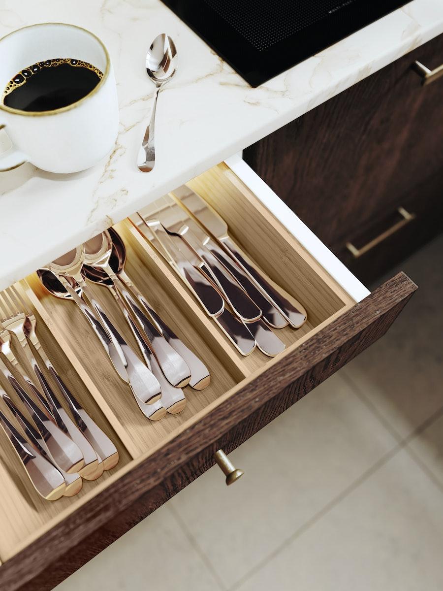 Tiroir de cuisine ouvert avec des couverts