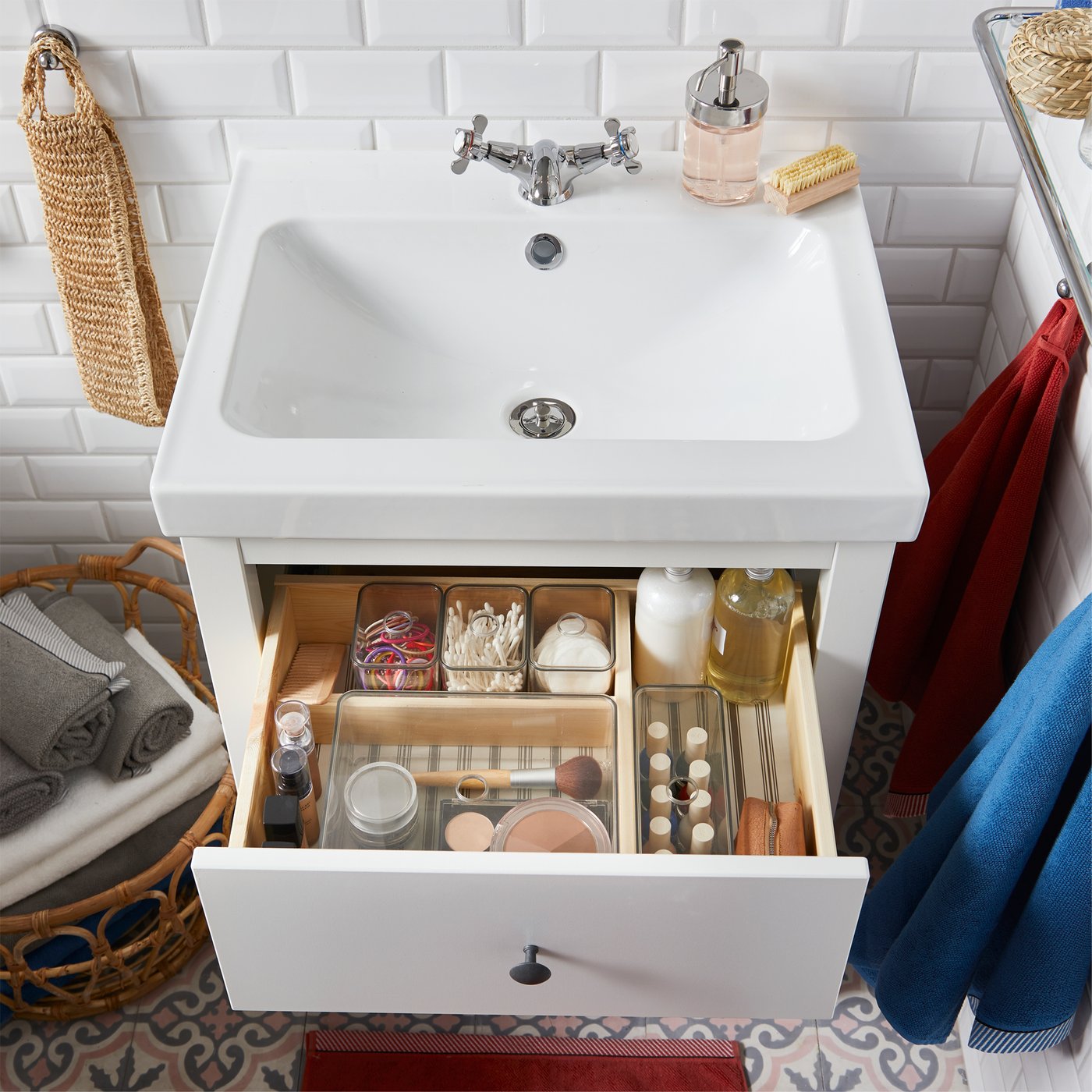 Une salle de bains au look traditionnel avec HEMNES IKEA CA