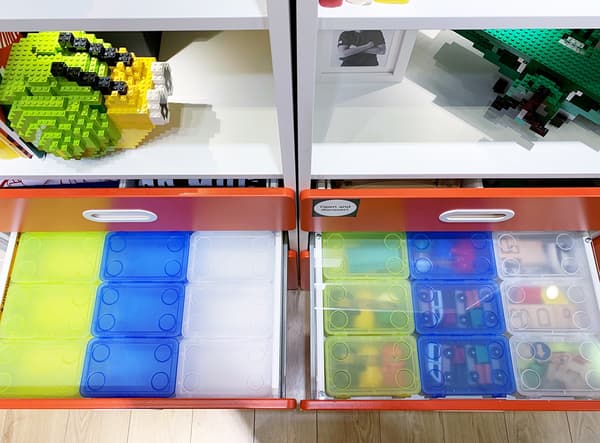 Tiroirs bien organisés contenant des jouets variés 
