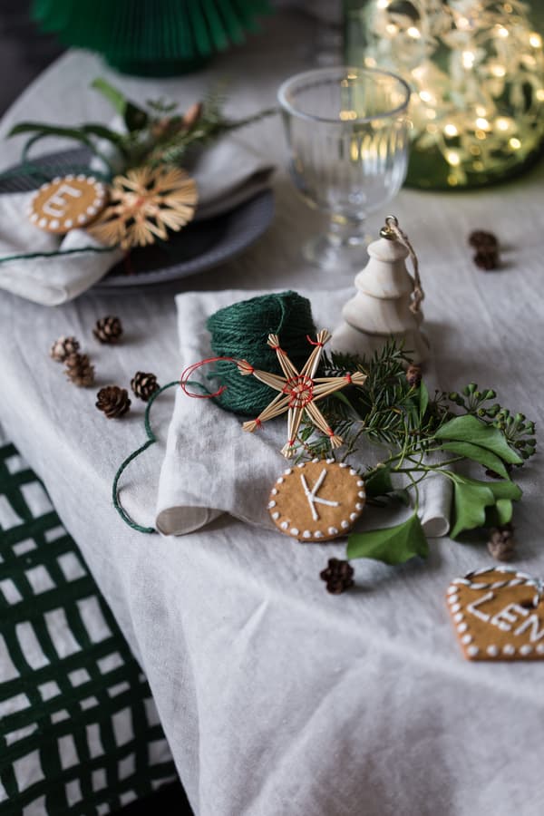 Tisch mit weihnachtlicher Deko.