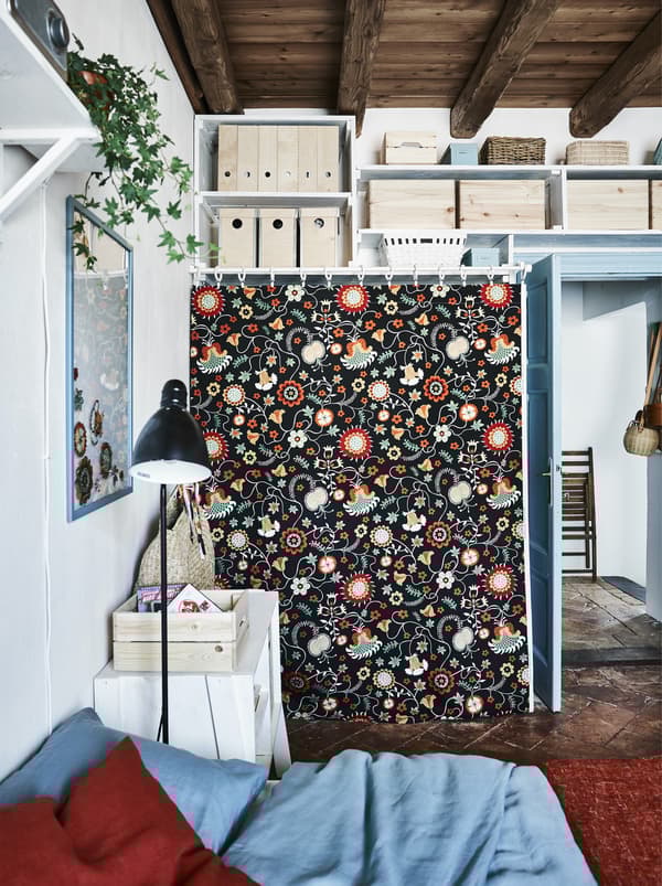 Tissu à motifs camouflant une penderie ouverte