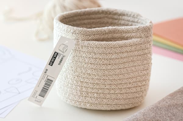 TJABBIG Korb steht auf einem Tisch.