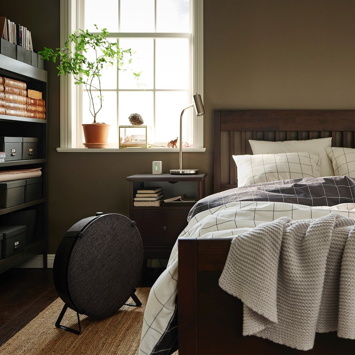 Tmavo ladená spálňa s veľkým oknom.