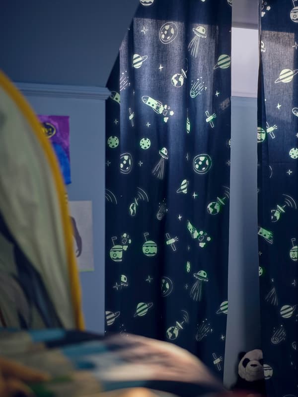 Tmavomodré závesy AFTONSPARV.