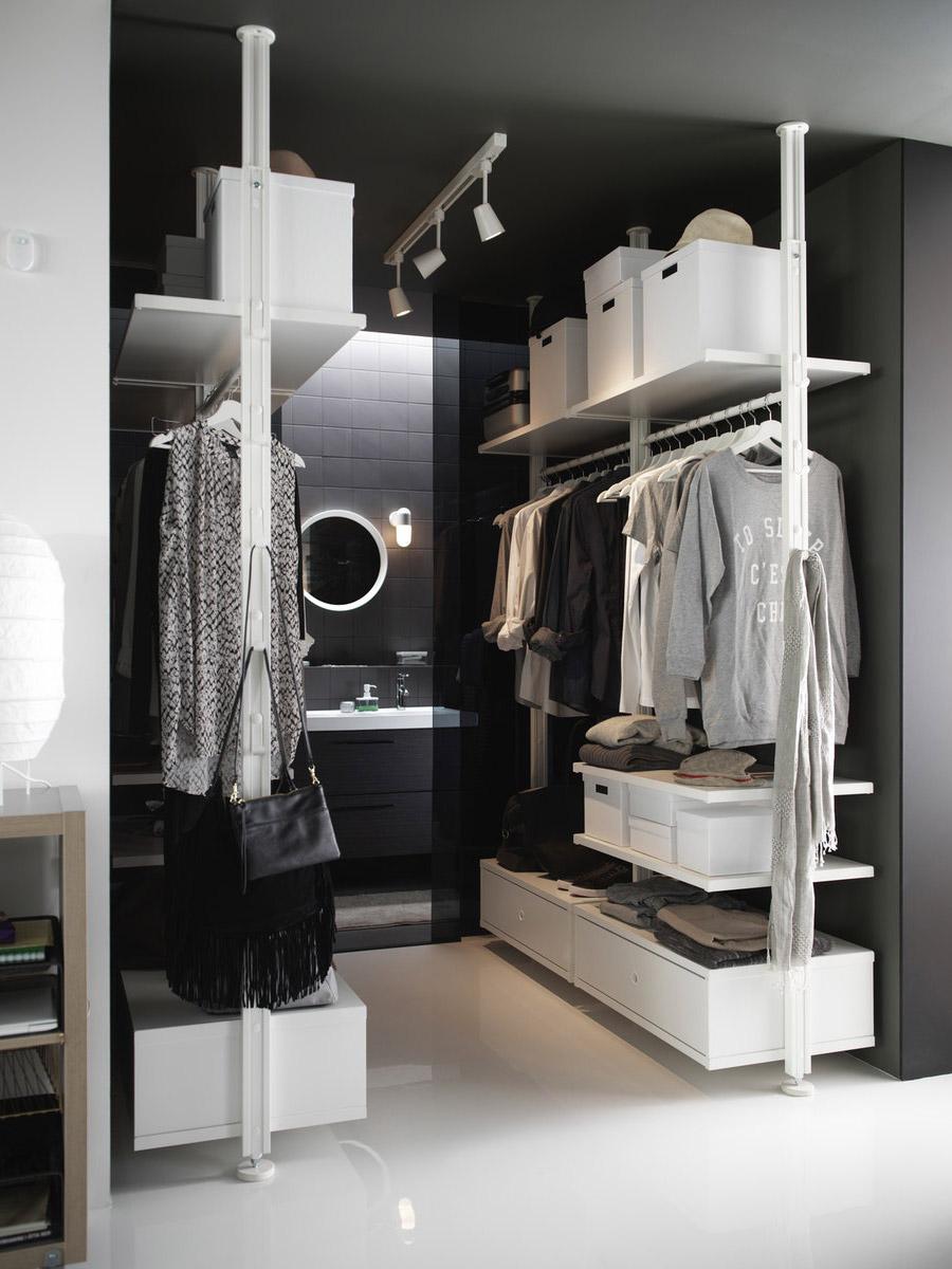 To åbne opbevaringskombinationer på hver sin side af et rum.