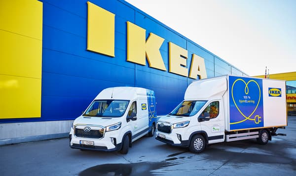 To el-lastebiler står utenfor IKEA Slependen