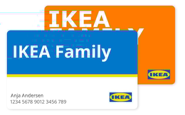 To IKEA Family medlemskort i orange og et i blåt, hvidt og gult, hvor der står IKEA Family samt et navn og en nummerkode på forsiden ovenpå en hvid baggrund.