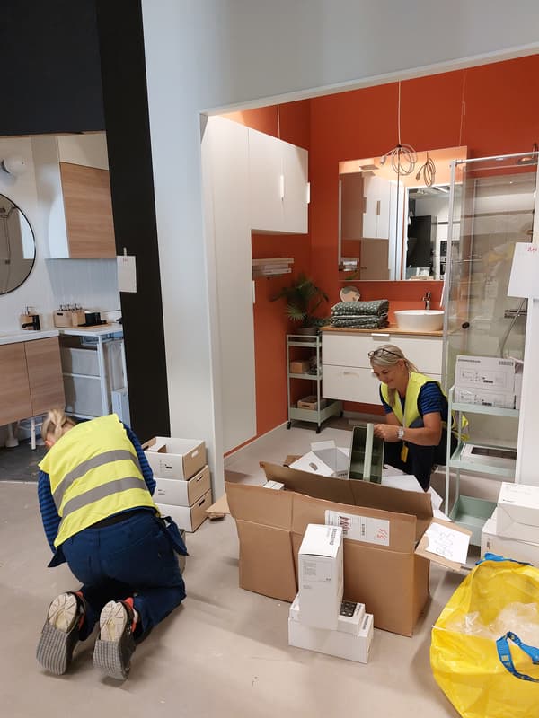 To IKEA medarbejder sidder og samler IKEA møbler på Kraftsamla dagen midt i udstillingen.