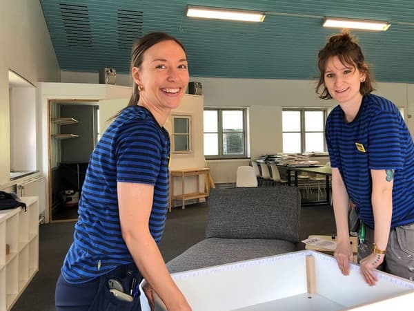 To IKEA medarbejdere samler møbler i et asylcenter