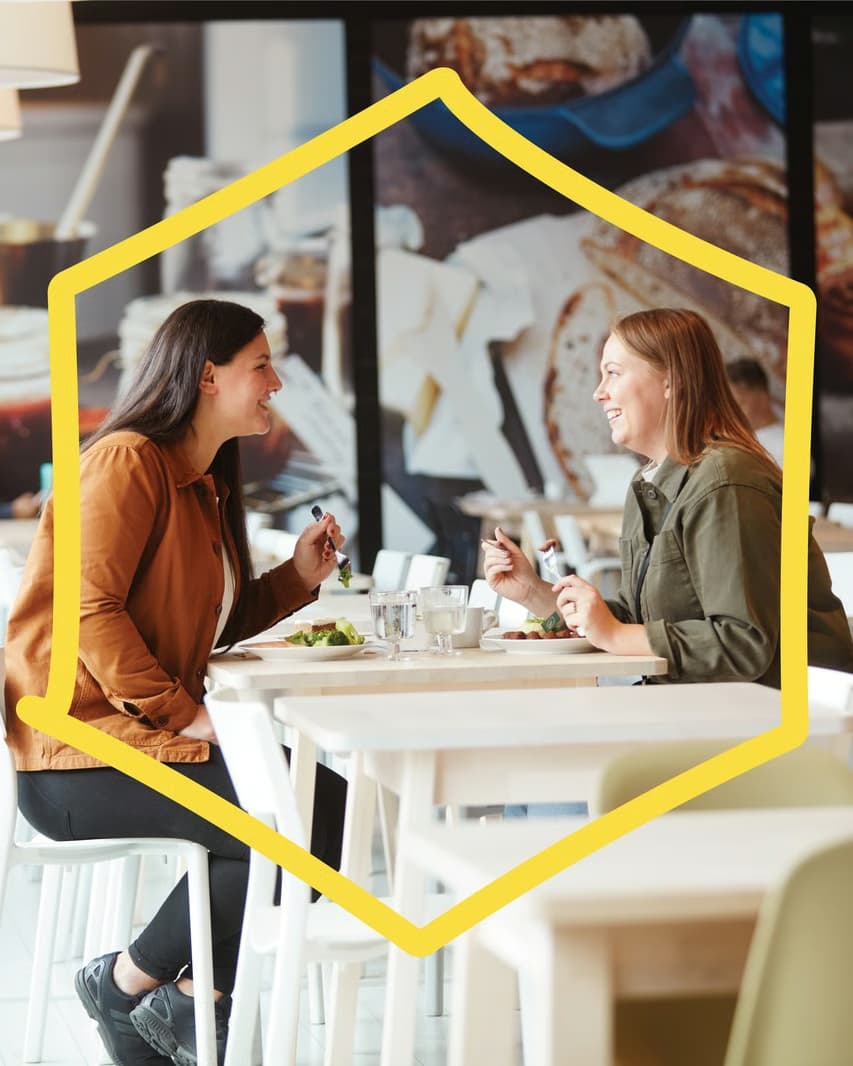 To kvinder sidder evd et bord i Svensk Restaurant 