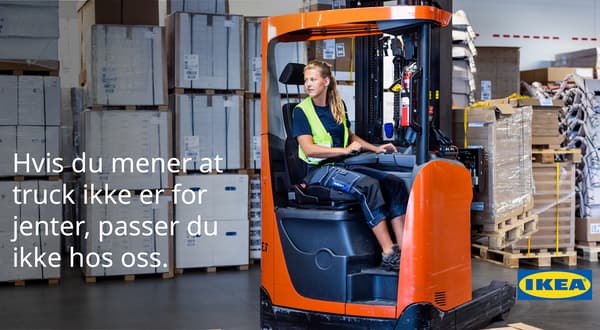 To kvinnelige IKEA ansatte rydder i oppbevaringskurver.