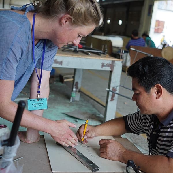 To mennekser jobber med design av produkt.