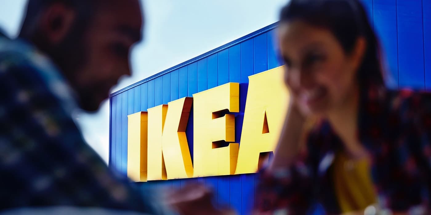 To mennesker kigger påhinanden bag dem set et IKEA varehus i fokus.