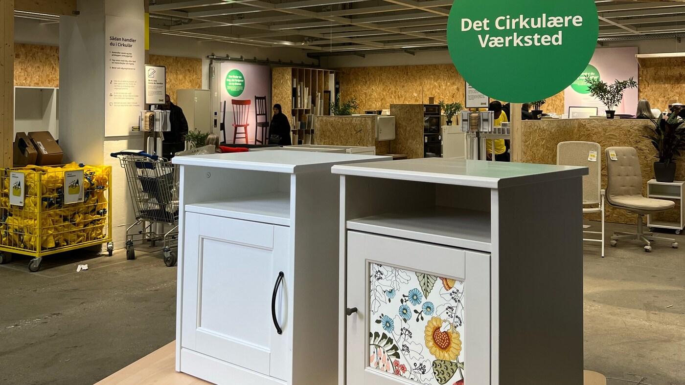 To natborde står foran Cirkulär i et IKEA varehus.