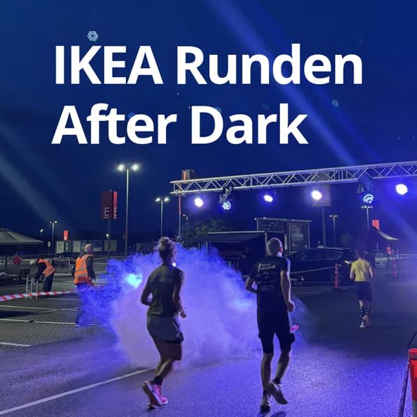 To personer løber under en portal med lyd og røg. Hvis tekst på billedet læser: IKEA Runden After Dark.