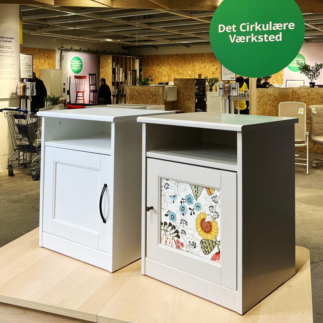 To sengeborde står på et bord foran Cirkulär i et IKEA varehus.