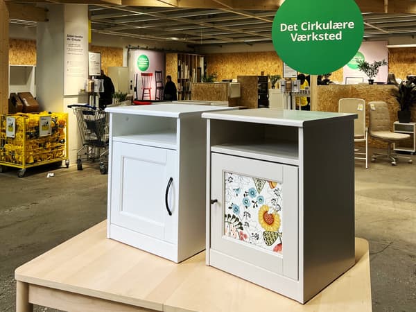To sengeborde står på et bord foran Cirkulär i et IKEA varehus.