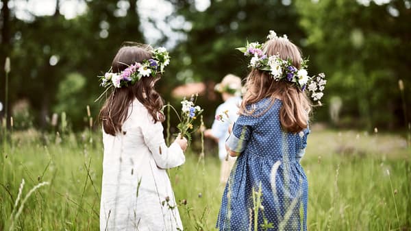To små jenter feirer midtsommer.