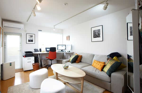 書斎と6人収容の打ち合わせスペースがコンパクトにまとまった海沿いのスモールオフィス