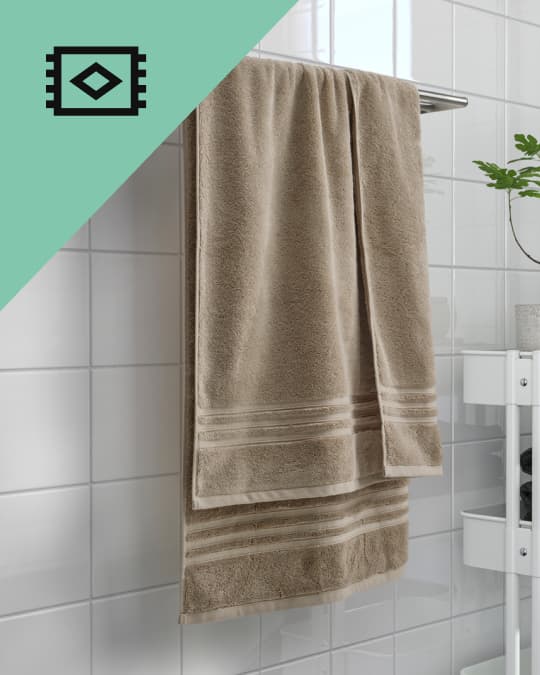 Toalla colgada en barra del baño