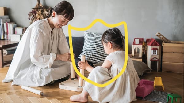 大人と子どもが小さな椅子を組み立てている