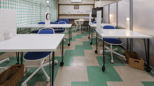 机といすが並んでる学習スペース