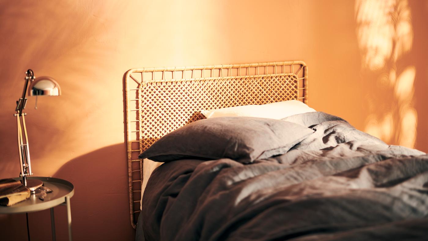 TOLKNING 톨크닝 침대헤드를 감싸는 이파리의 그림자와 햇살. 그리고 그 옆의 GLADOM 글라돔 커피테이블과 스탠드.