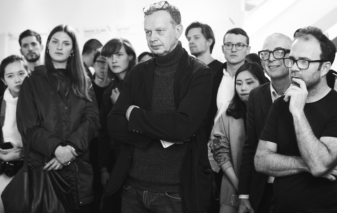 ภาพขาวดำของ Tom Dixon นักออกแบบและทีมของเขา