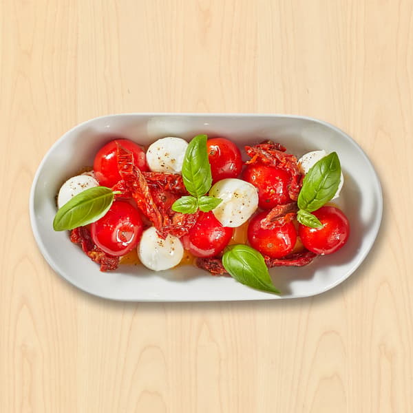 Tomat- og mozzarellasalat
med soltørrede tomater, pesto og basilikum

25.-