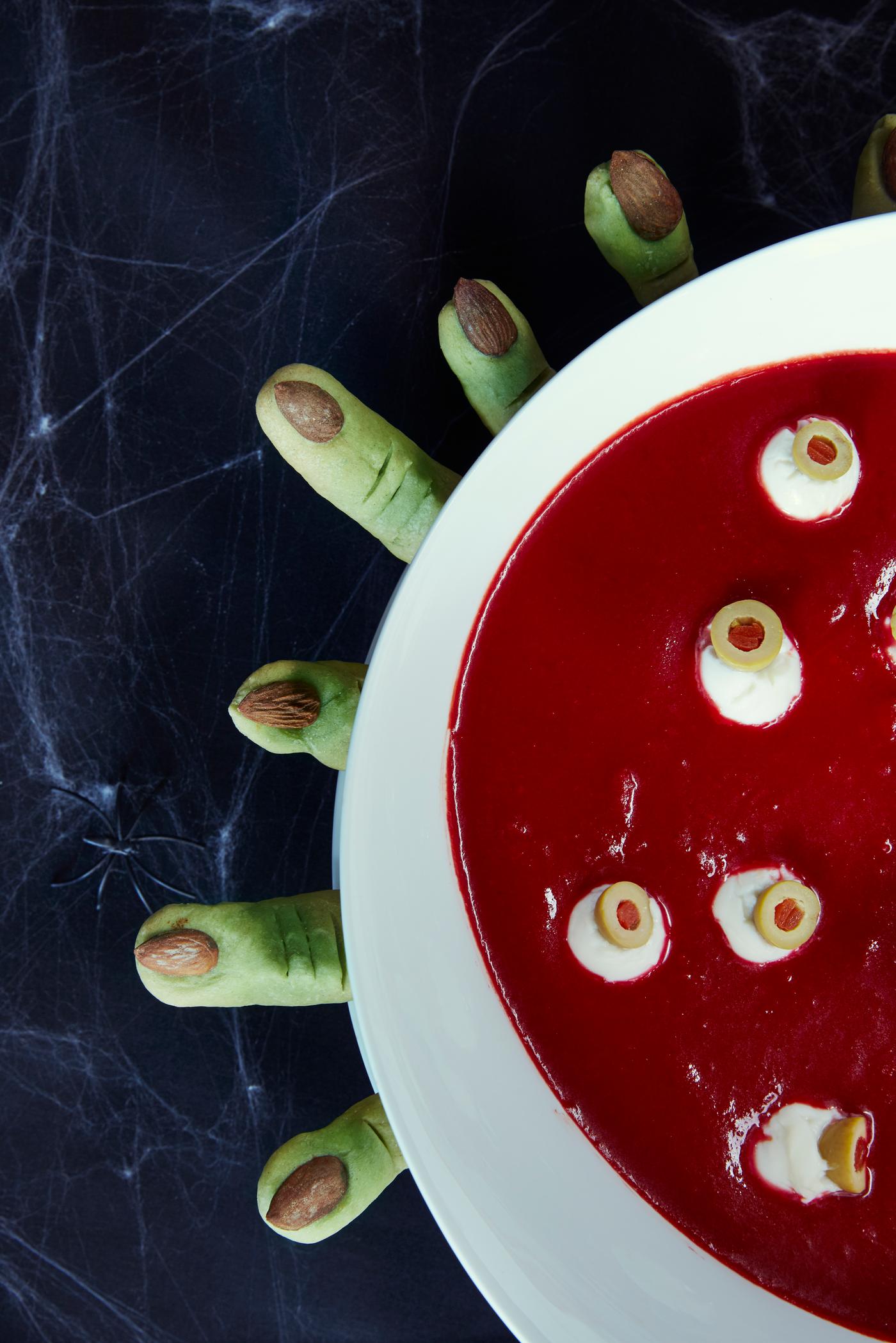 Tomatsoppa som ser ut att vara blod.